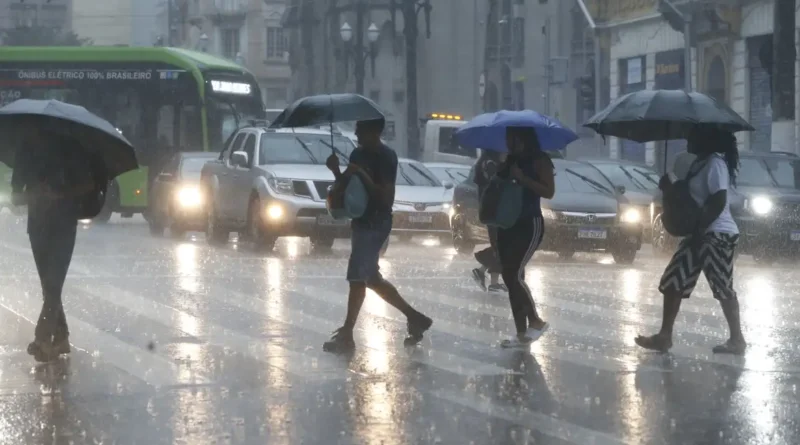 Zona de baixa pressão leva chuva forte para quase todo o país