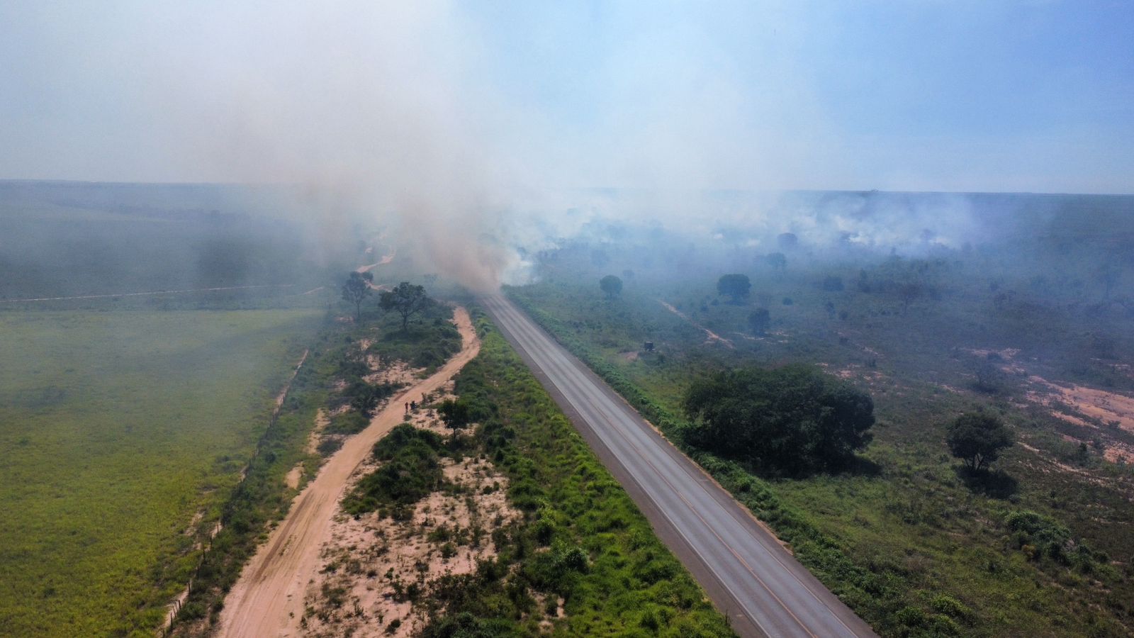 incêndio em vegetação, BR-242 em Barreiras; Oeste da Bahia